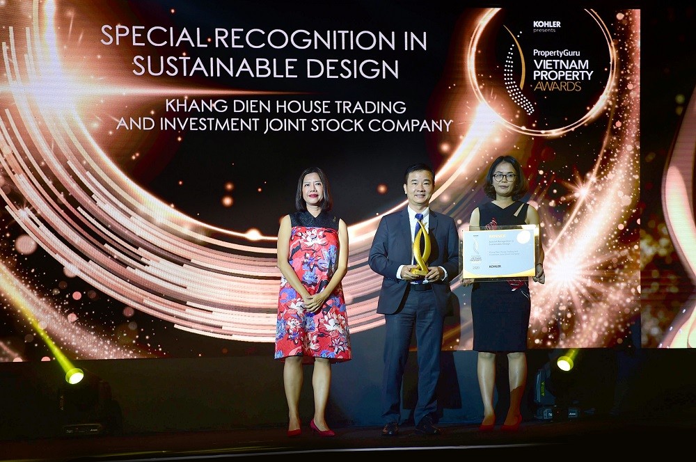 Đại diện công ty Khang Điền nhận giải Special Recognition in Sustainable Design