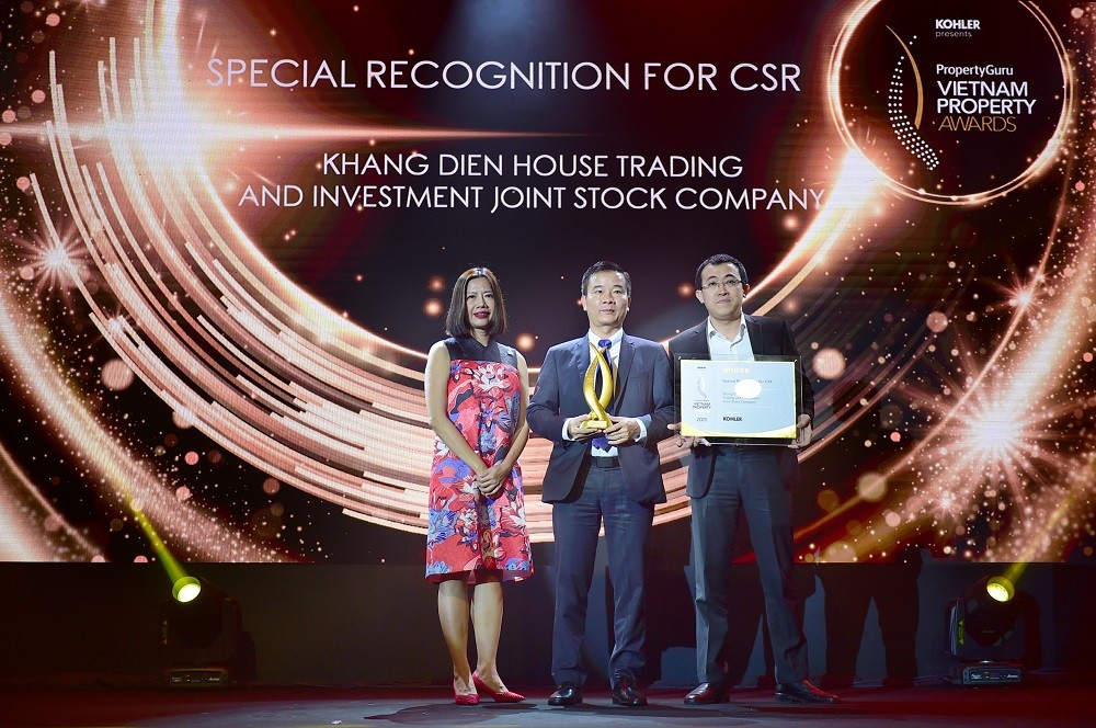 Đại diện công ty Khang Điền nhận giải Special Recognition for CSR.