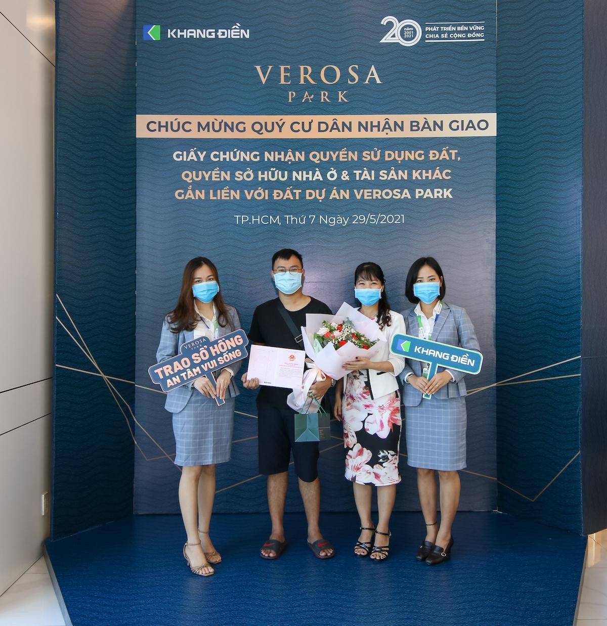 Cư dân Verosa Park nhận sổ hồng từ đại diện của chủ Kl99ok phiên bản mới.