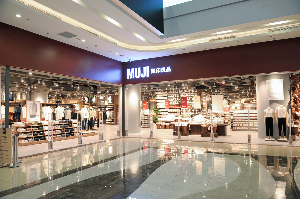 Cửa hàng MUJI tại Hà Nội rộng hơn 2.000 m2. Thời gian mở cửa 10h - 22h từ thứ Hai đến Chủ nhật.