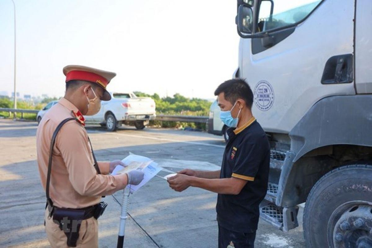 Nhiều địa phương yêu cầu tài xế phải có Giấy xét nghiệm âm tính với Covid-19 bằng phương pháp RT-PCR trong vòng 72h hoặc yêu cầu tài xế phải thực hiện cách ly, đổi tài xế trong quá trình vận chuyển.