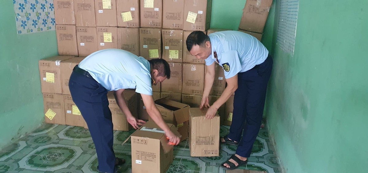 Đoàn kiểm tra phát hiện nhiều máy đo nồng độ oxy trong máu và nhịp tim không rõ nguồn gốc xuất xứ.