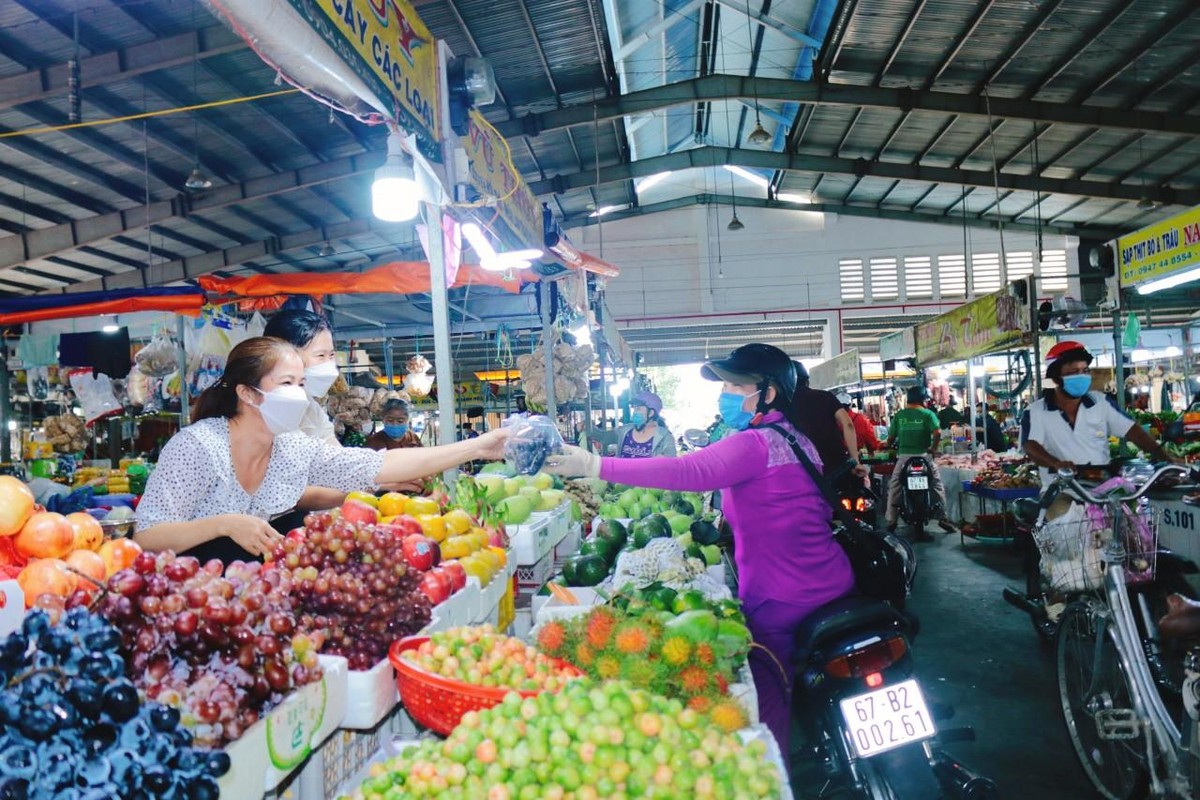 Tiểu thương an trú ở chợ trong phố.