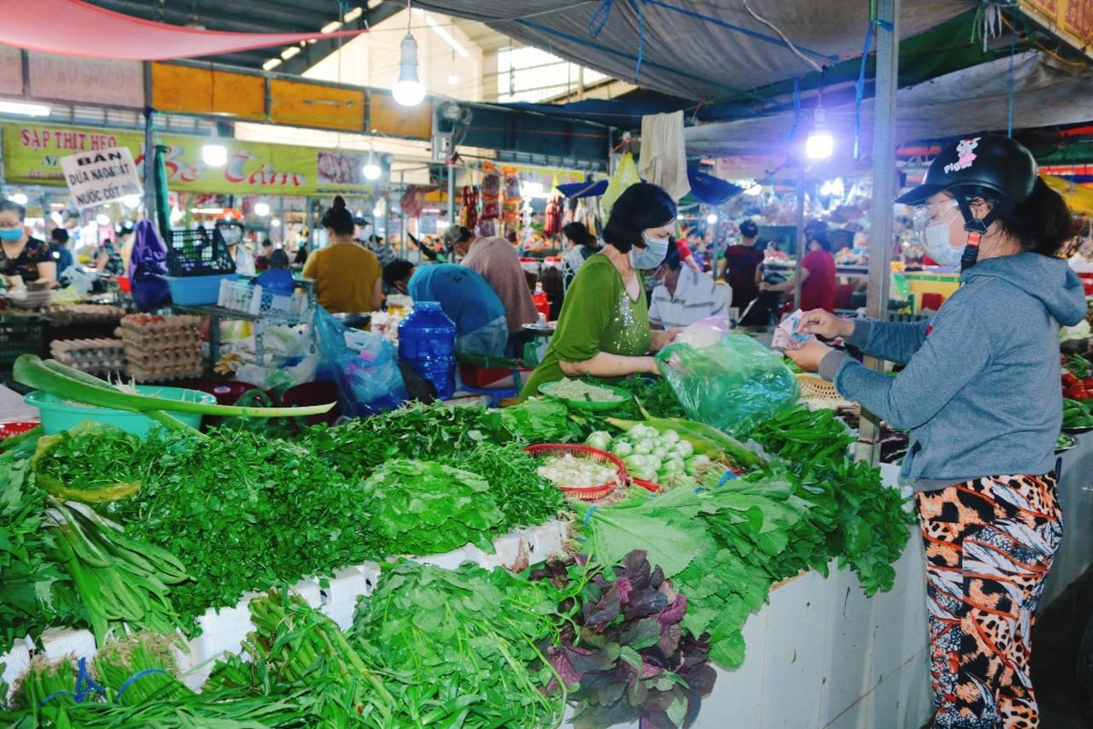 Những bó rau tươi xanh đến tay người tiêu dùng.