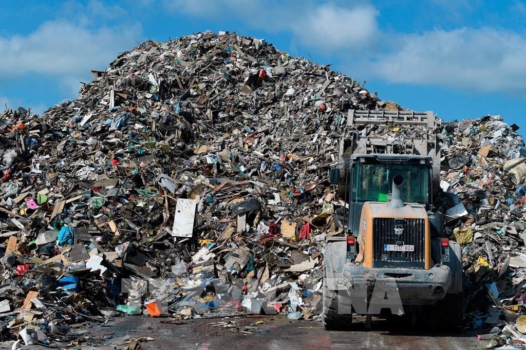Rác thải cũng là tài nguyên có giá trị nếu biết cách tái chế. Ảnh:AFP/ TTXVN.
