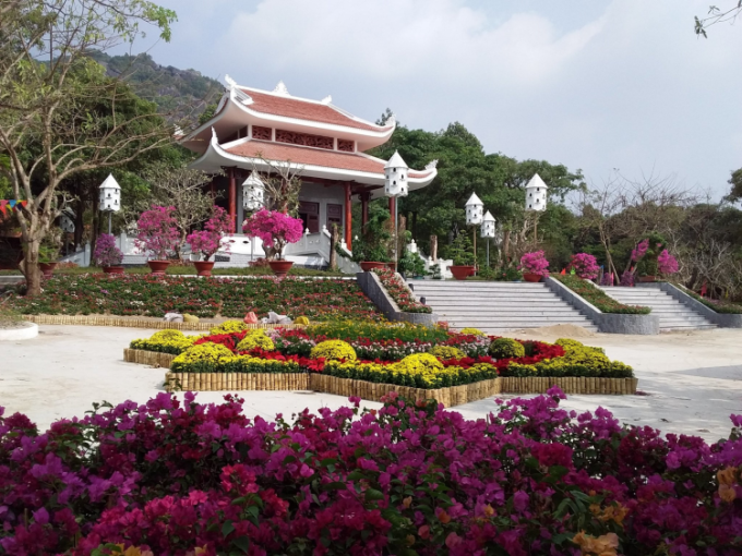 Đền thiêng - nơi nghiêng mình tưởng nhớ của thế hệ hôm nay. Đền thiêng - nơi nghiêng mình tưởng nhớ của thế hệ hôm nay.
