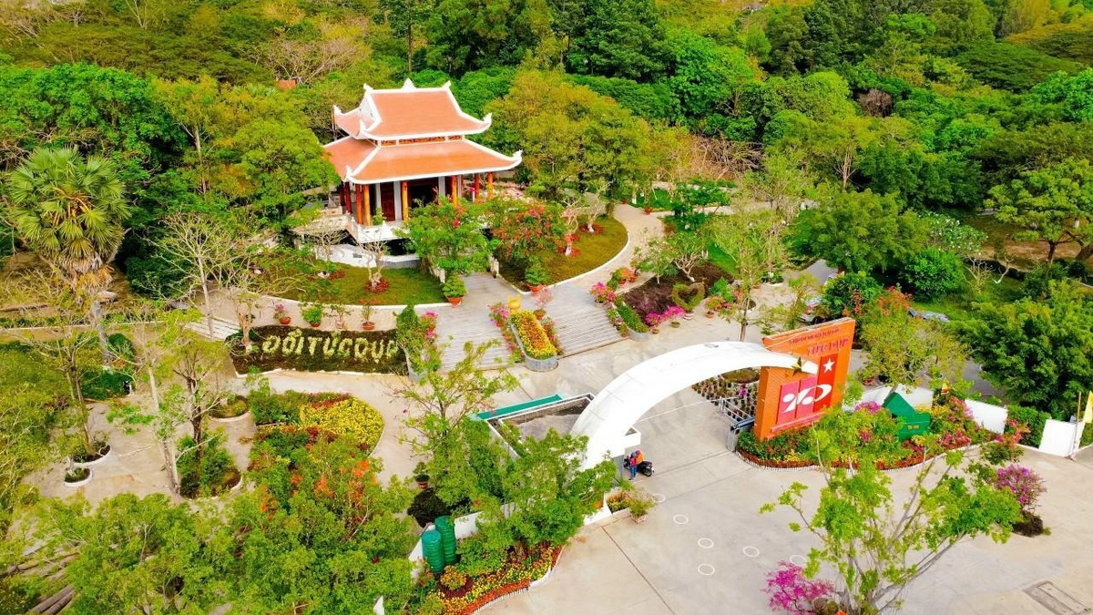 Thế hệ mai sau nghiêng mình kính cẩn tri ân các Anh hùng Liệt sỹ.