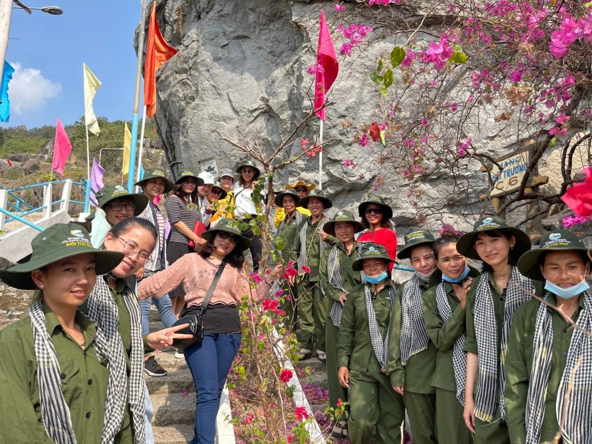 Đoàn khách hóa thân thành các cô thanh niên xung phong kiên cường.