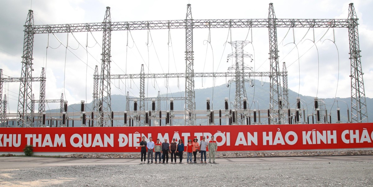 Đoàn USAID trước không gian rộng lớn của Nhà máy Điện mặt trời An Hảo.