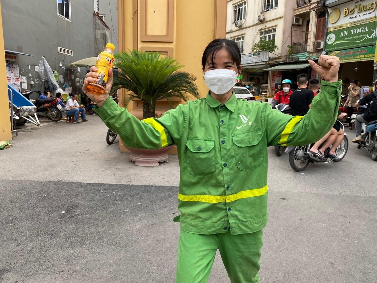 Cô luôn biết cách cân bằng và nạp năng lượng tích cực để vui khoẻ với nghề làm sạch đường phố.