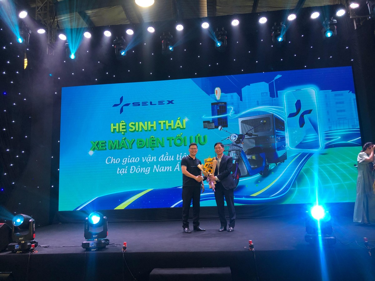 CEO Selex Motors Nguyễn Hữu Phước Nguyên cảm ơn Thứ trưởng Bộ Khoa học và Công nghệ Trần Văn Tùng đã hỗ trợ Selex Motors từ những ngày đầu khởi nghiệp.