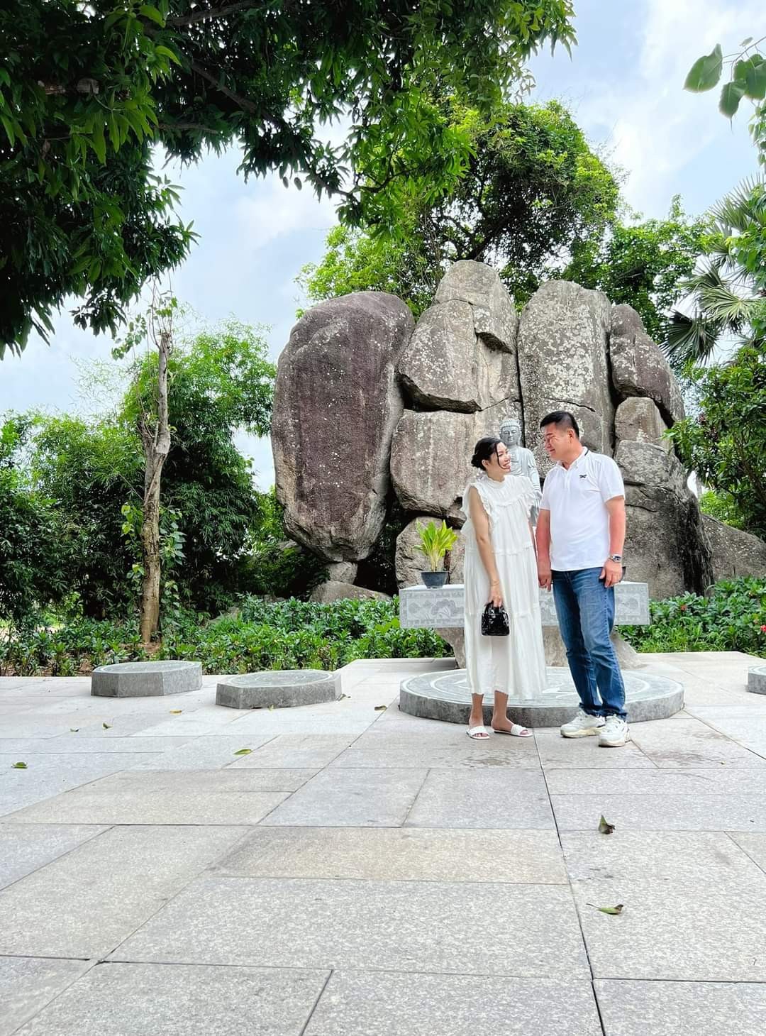 Nhiều cặp vợ chồng trẻ đến mong cầu công việc thịnh vượng, an khang gia đạo.