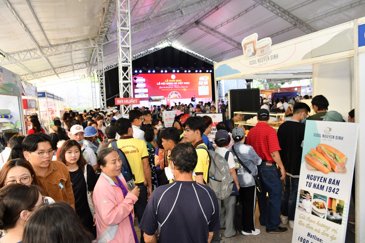 Đông đảo du khách đến tham dự Lễ hội Bánh mì Việt Nam lần đầu tiên.