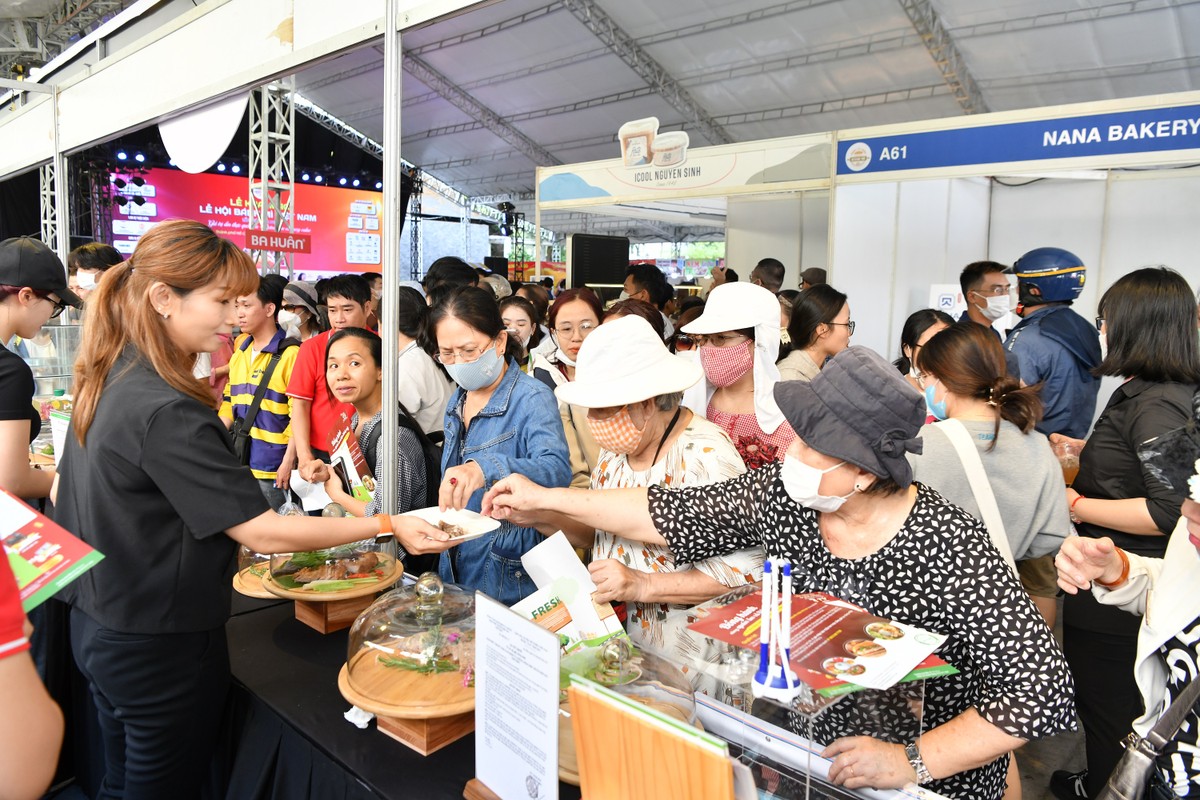 Du khách thưởng thức món ngon cùng bánh mì.