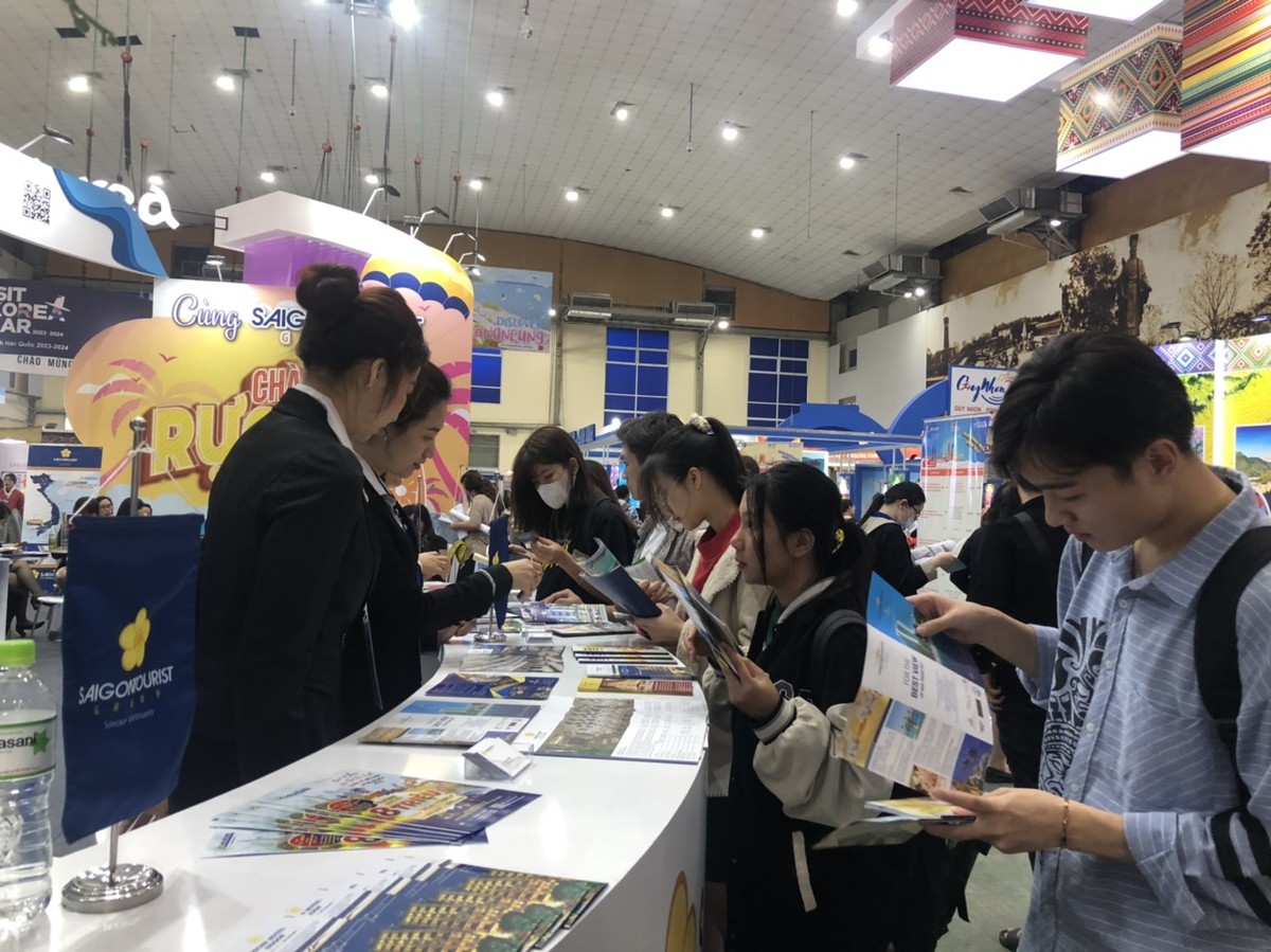 Khách tìm hiểu tour ưu đãi tại gian hàng Saigontourist. Khách tìm hiểu tour ưu đãi tại gian hàng Saigontourist.