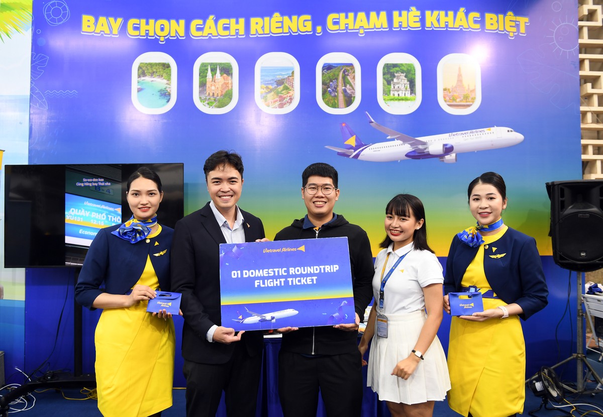 Một khách hàng may mắn trúng thưởng vé máy bay của Vietravel Airlines. Một khách hàng may mắn trúng thưởng vé máy bay của Vietravel Airlines.