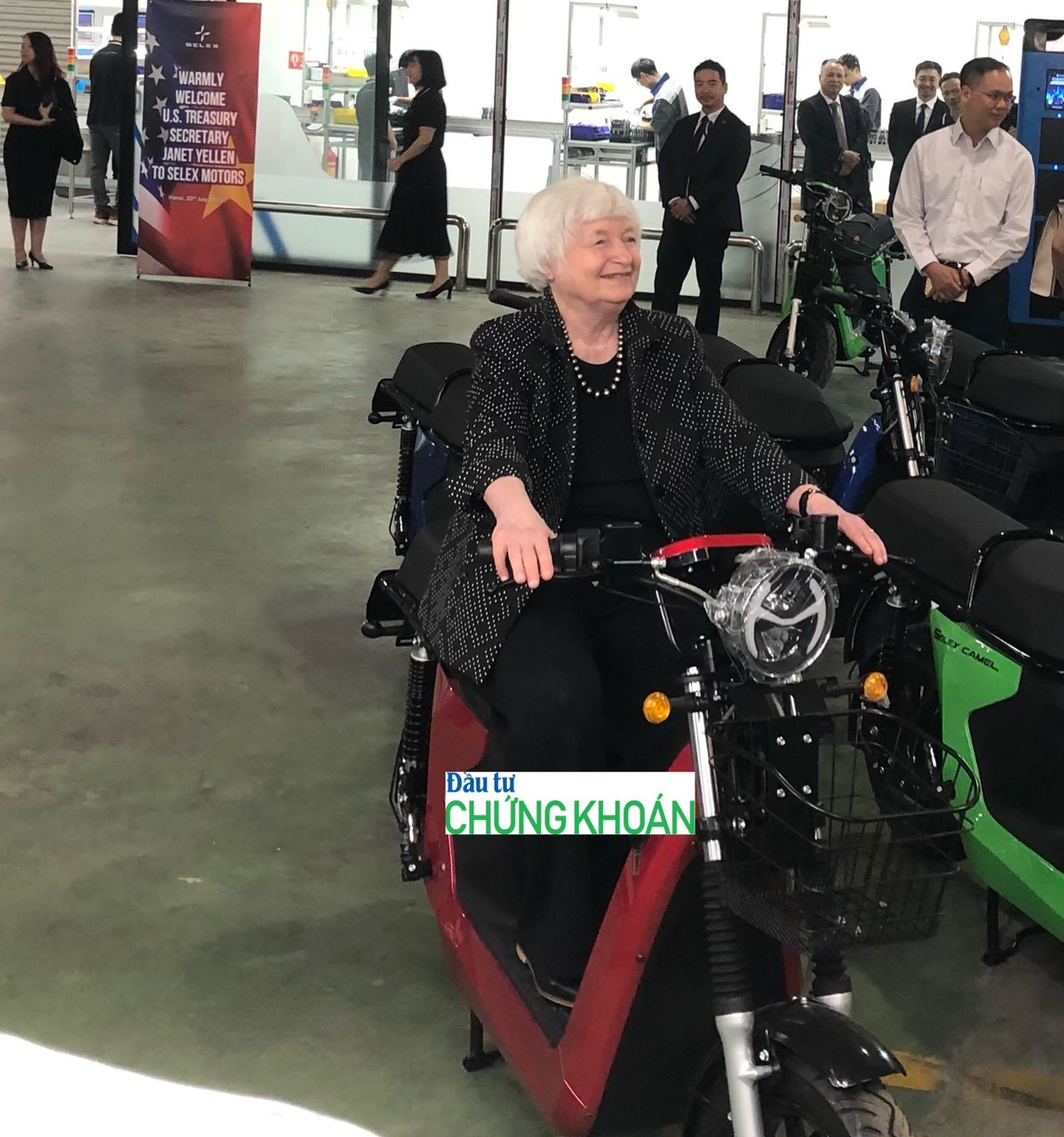 Bộ trưởng Kl991.com nạp rút nhanh Mỹ Janet Yellen ngồi thử trên xe máy điện made in Việt Nam của Selex Motors. Ảnh HY