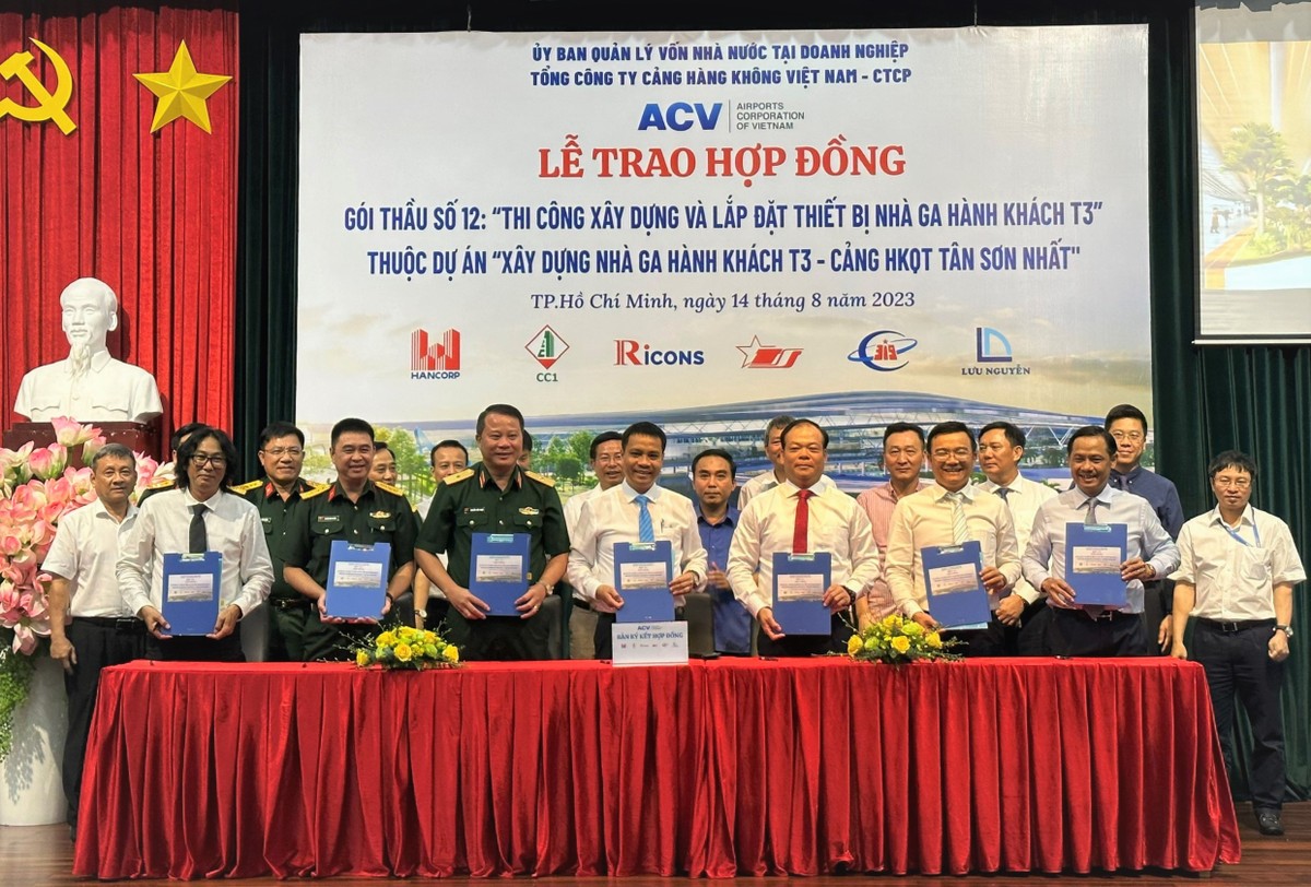 Đại diện chủ Kl99ok phiên bản mới và các nhà thầu tại lễ trao gói thầu xây dựng, lắp đặt thiết bị Nhà ga T3 sân bay Tân Sơn Nhất.
