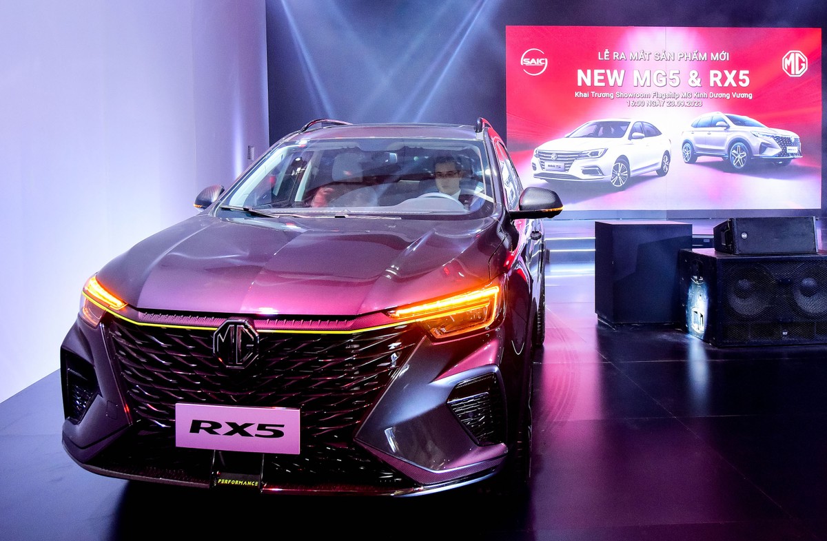 MG RX5 là dòng SUV hạng C có giá bán từ 699 triệu đồng.
