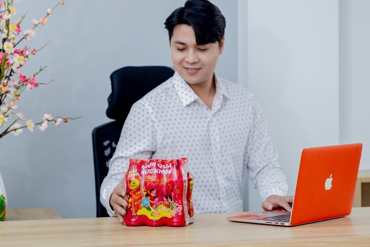 Với nhiều bạn trẻ hướng ngoại khác, dù đêm hôm trước liên tục tiệc tùng nhưng sáng hôm sau vẫn tươi tắn xử lý công việc nhờ thanh lọc cơ thể với Trà thanh nhiệt Dr Thanh khỏi ảnh hưởng từ đồ uống có cồn hay thức ăn cay nóng.