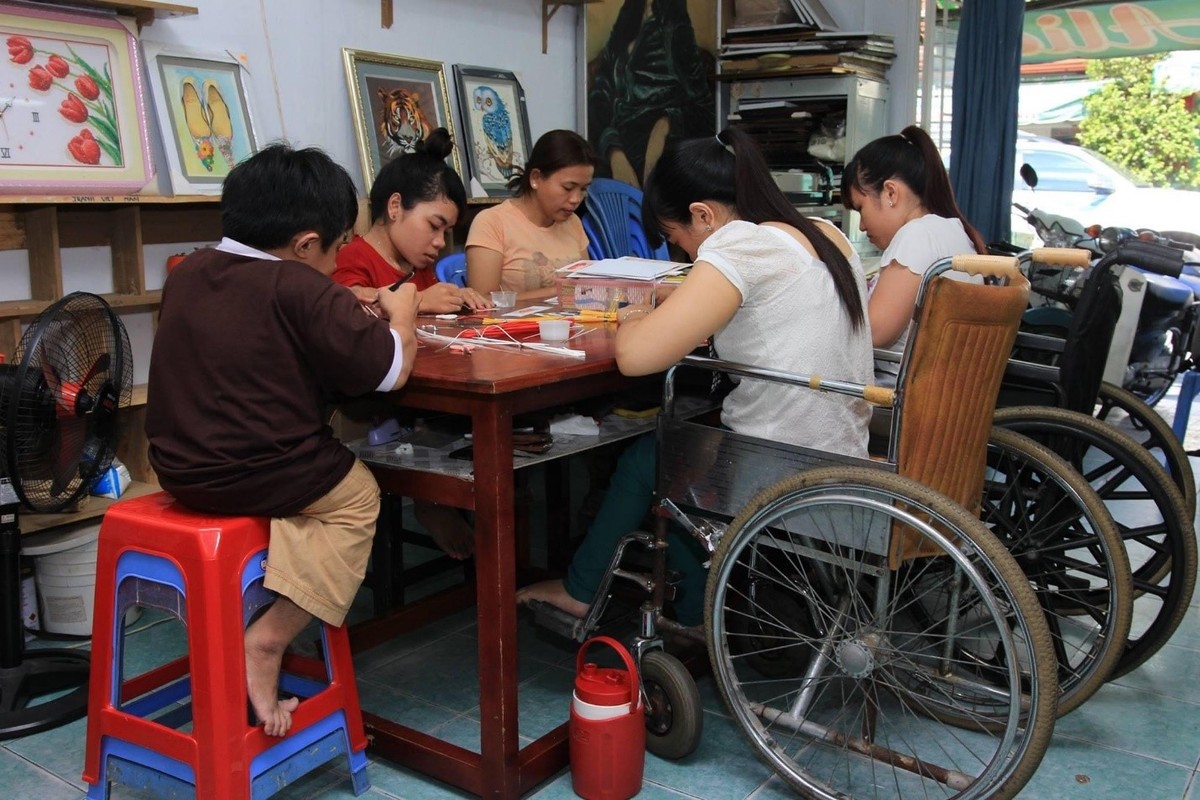 Cơ sở tranh giấy xoắn Alice Quilling do Thúy Vy thành lập mang đến cơ hội cho nhiều người khuyết tật.