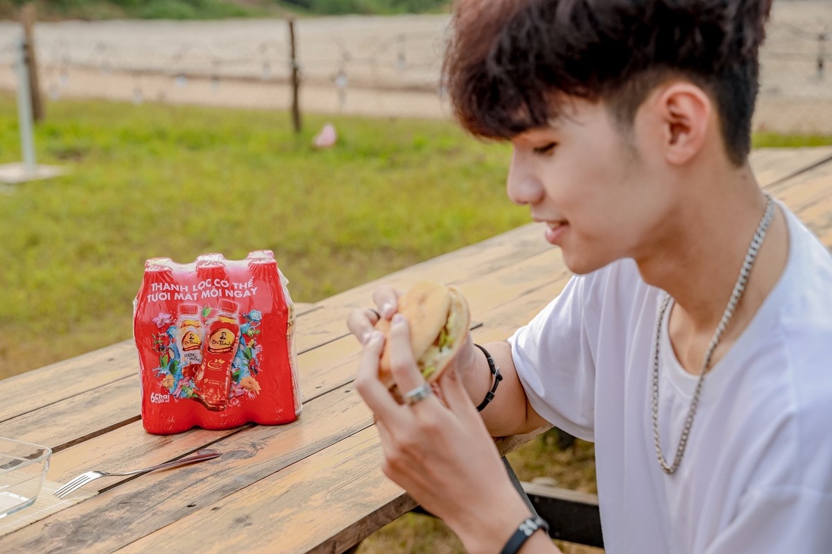 Thời tiết nắng nóng, oi bức trước kỳ nghỉ lễ khiến nhiều người trẻ tìm đến Trà Thanh Nhiệt Dr Thanh để thanh lọc cơ thể giúp bản thân tươi mát khi chạy deadline. Thời tiết nắng nóng, oi bức trước kỳ nghỉ lễ khiến nhiều người trẻ tìm đến Trà Thanh Nhiệt Dr Thanh để thanh lọc cơ thể giúp bản thân tươi mát khi chạy deadline.