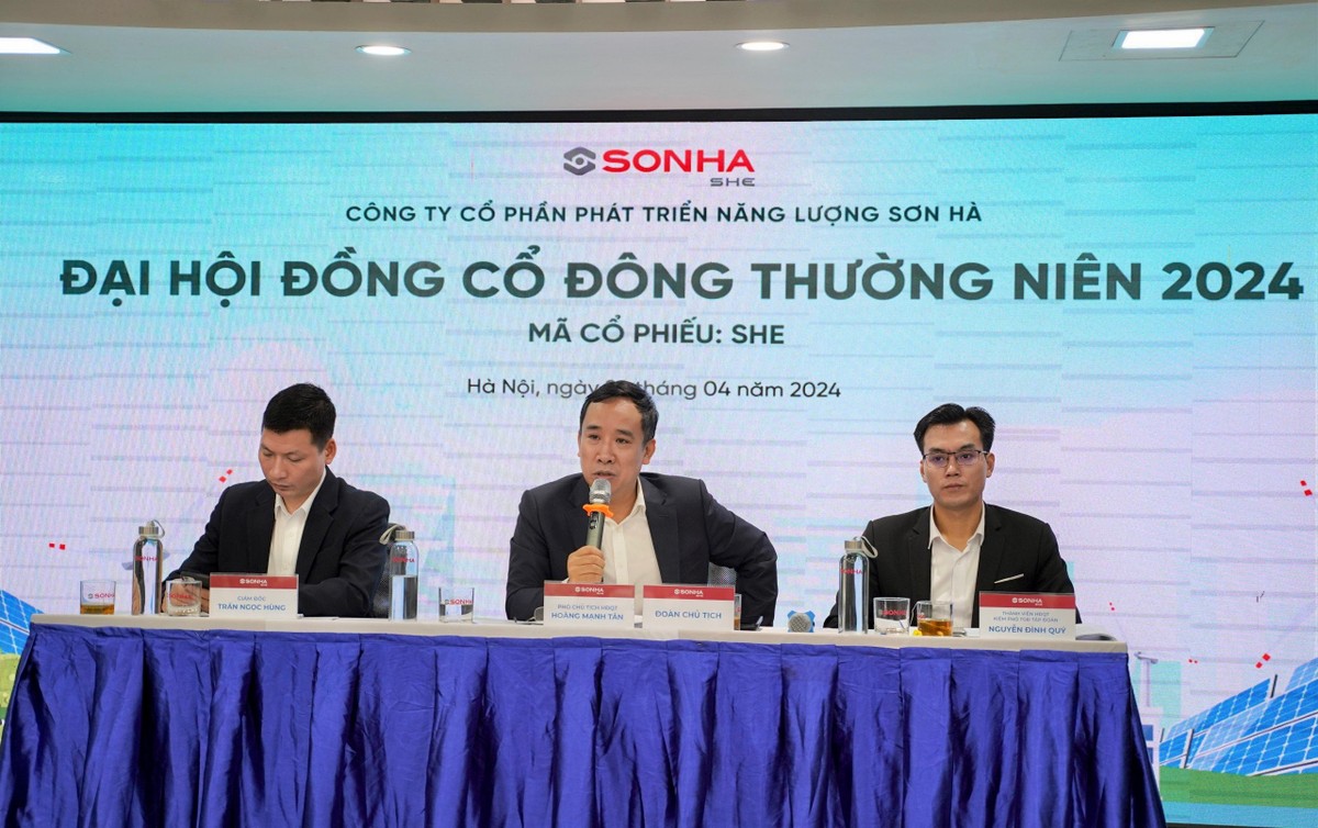 Ông Hoàng Mạnh Tân, Phó chủ tịch HĐQT SHE (ở giữa) trả lời câu hỏi của Trang Chủ KL99Com Số 1 Link Đăng Ký KL999 tại ĐHĐCĐ thường niên SHE ngày 26/4.