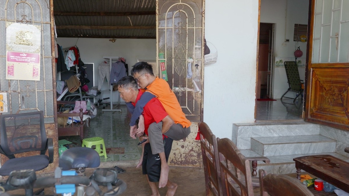 Nguyễn Tài Nam không còn có thể đi lại và nghe nói bình thường sau 24 lần phẫu thuật.