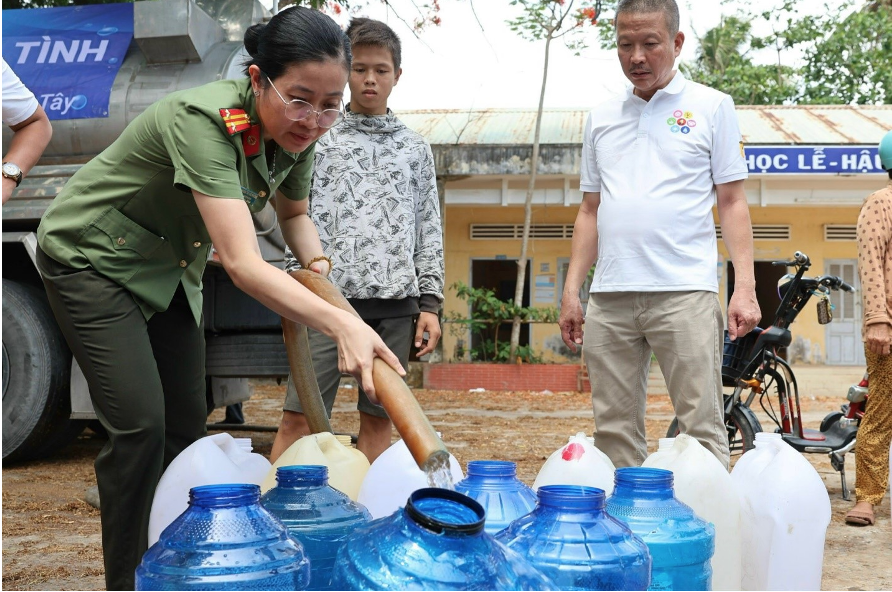 Gần 200.000 sản phẩm nước tinh khiết Number 1 và 620 khối nước ngọt đã được Công ty Tân Hiệp Phát và Báo Công an TPHCM trao cho người dân vùng hạn mặn Bến Tre, Tiền Giang.
