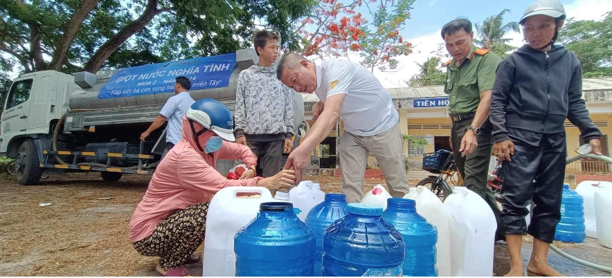 Ông Nguyễn Duy Hưng, đại diện Công ty Tân Hiệp Phát “tiếp” những giọt nước nghĩa tình cho bà con người dân xã An Ngãi Trung (Ba Tri, Bến Tre).