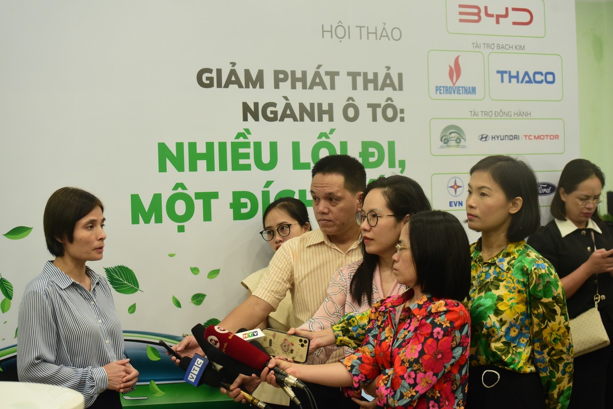 TS Nguyễn Minh Thảo trả lời phỏng vấn báo chí bên lề Hội thảo "Giảm phát thải ngành ô tô: Nhiều lối đi, một đích đến". Ảnh Dũng Minh.