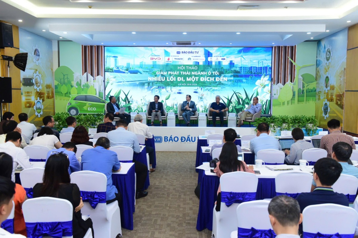 Các chuyên gia, Kl991.com World Cup 2026 Chính Thức cùng thảo luận giải pháp thúc đẩy tăng trưởng xe xanh thân thiện môi trường và lực đẩy từ chính sách cho xe xanh. Ảnh Dũng Minh.