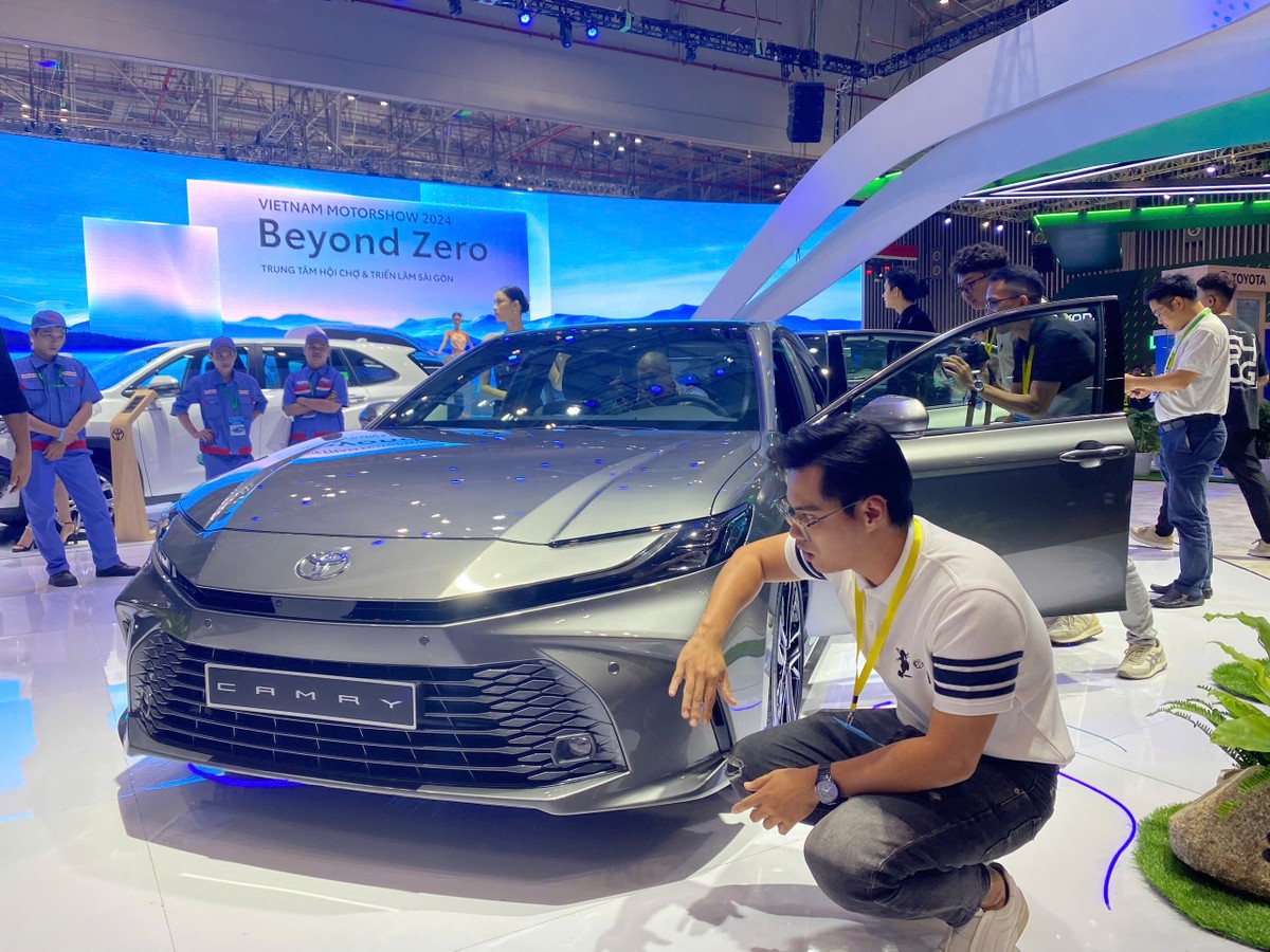 Toyota Camry thu hút sự chú ý tại triển lãm VMS 2024.