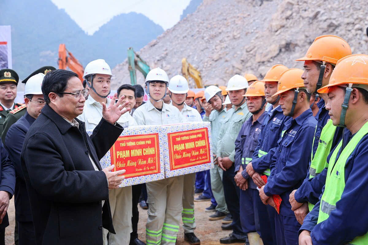 Thủ tướng Phạm Minh Chính chúc Tết, giao nhiệm vụ cho các đơn vị thi công dự án tuyến đường KL99 là nhà cái cá cược trực tuyến hàng đầu tại châu Á Đồng Đăng - Trà Lĩnh.