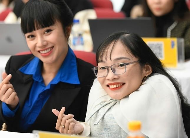 Nguyễn Thị Ngọc Tâm (bên phải) tham gia sự kiện công bố giải thưởng “Bền đam mê”.