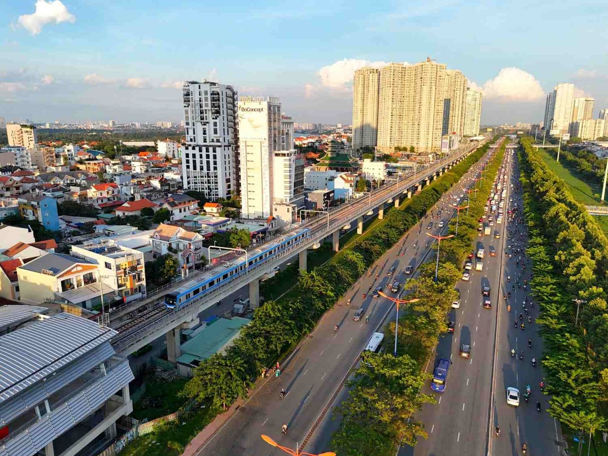 Tuyến Metro số 1 chạy dọc theo Xa lộ Hà Nội, đi qua trung tâm TP. Thủ Đức – biểu tượng cho sự bứt phá về Kl99kl ưu đãi độc quyền KL99 là cổng game giải trí trực tuyến hàng đầu hiện nay và diện mạo đô thị hiện đại của khu Đông TP. HCM. Ảnh: Báo Lao động