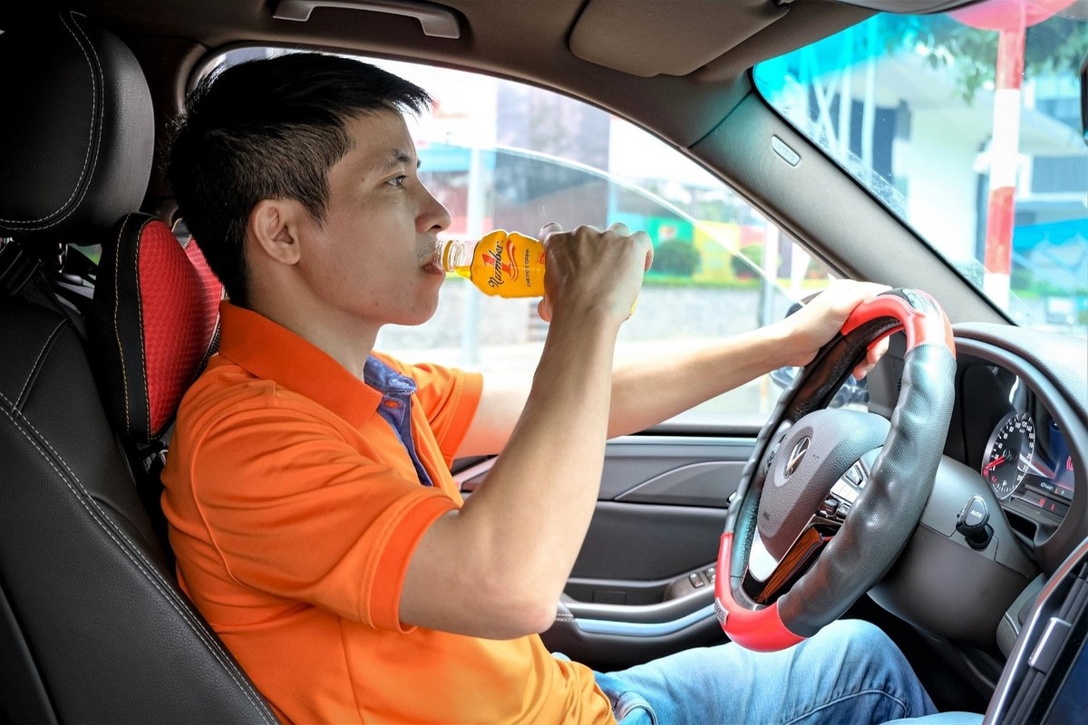 Với những tài xế, mỗi sáng sớm, giữa trưa hay khi mệt mỏi đều là thời điểm cần tiếp thêm năng lượng. Một chai Number 1 mát lạnh giúp họ bừng tỉnh, giữ vững sự tập trung để kiên định chinh phục từng cây số.