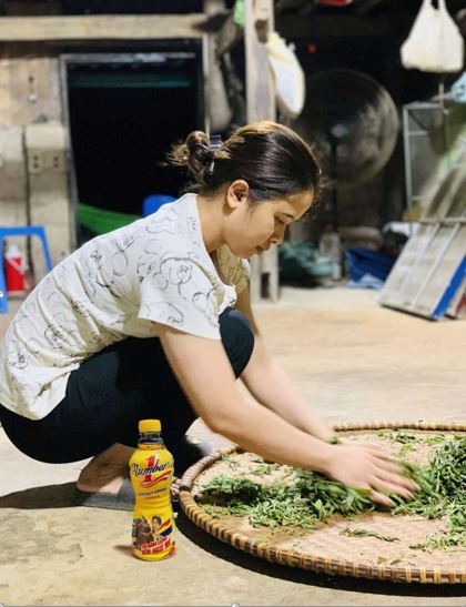 Linh giữa xưởng chè Tủa Chùa, nơi cô gái trẻ thắp lên giấc mơ làm chè sạch. Mỗi mẻ trà là kết tinh của niềm tin, đam mê không lùi bước với năng lượng tiếp sức từ Number 1.