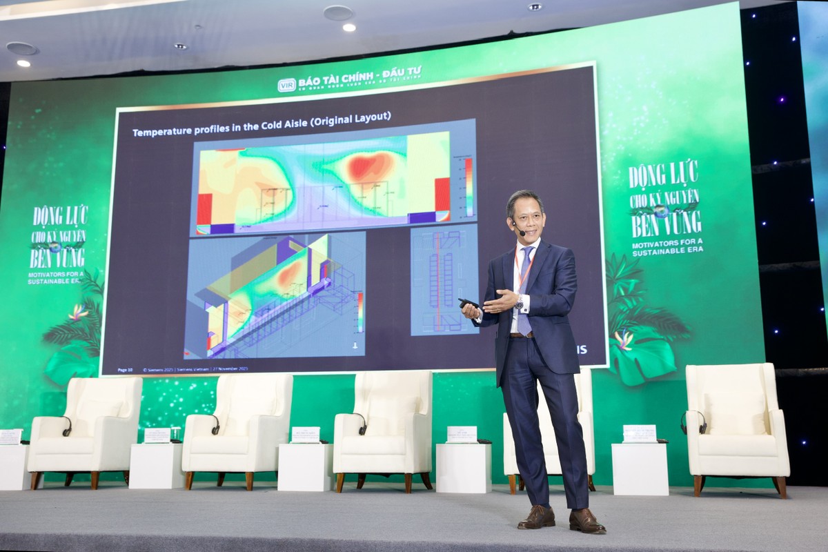 Ông Thai- Lai Pham, Chủ tịch kiêm Tổng giám đốc Siemens khu vực ASEAN và Việt Nam giới thiệu về bản sao số. Ảnh Chí Cường.