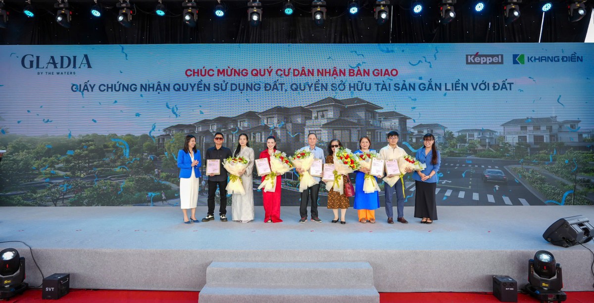 Keppel & Khang Điền bàn giao sổ hồng cho những cư dân đầu tiên của Gladia by the Waters chỉ 3 tháng sau khi mở bán. Keppel & Khang Điền bàn giao sổ hồng cho những cư dân đầu tiên của Gladia by the Waters chỉ 3 tháng sau khi mở bán.