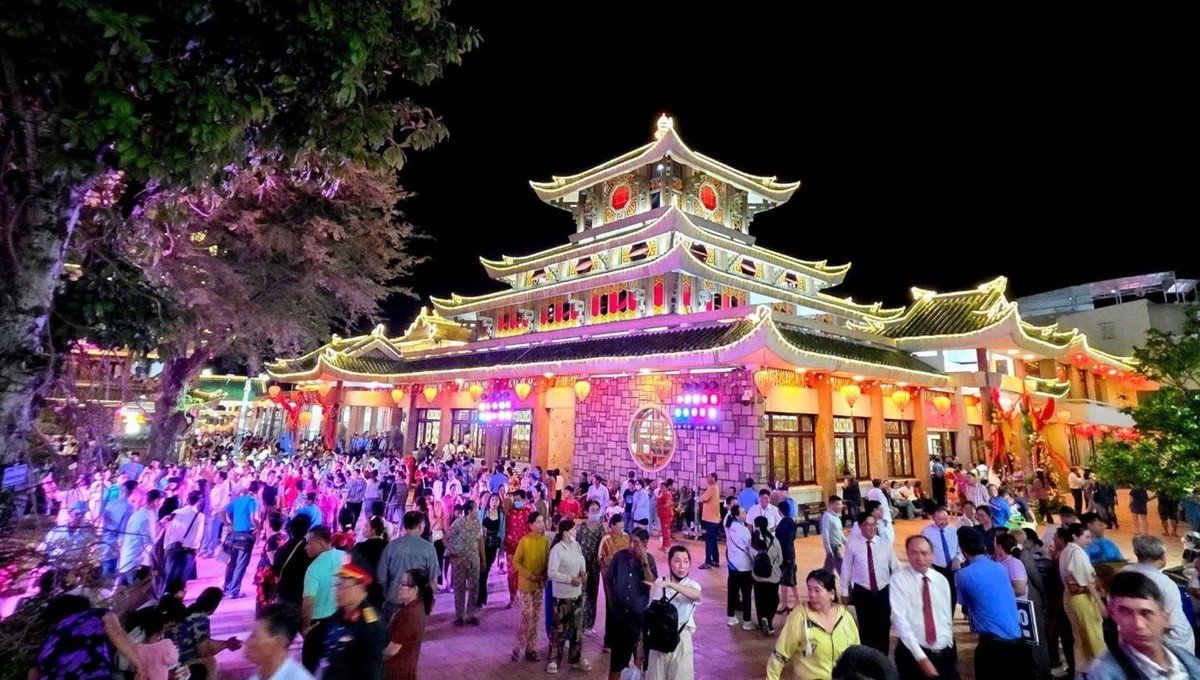 Không khí du xuân nhộn nhịp tại Miếu Bà Chúa Xứ những ngày đầu năm mới.