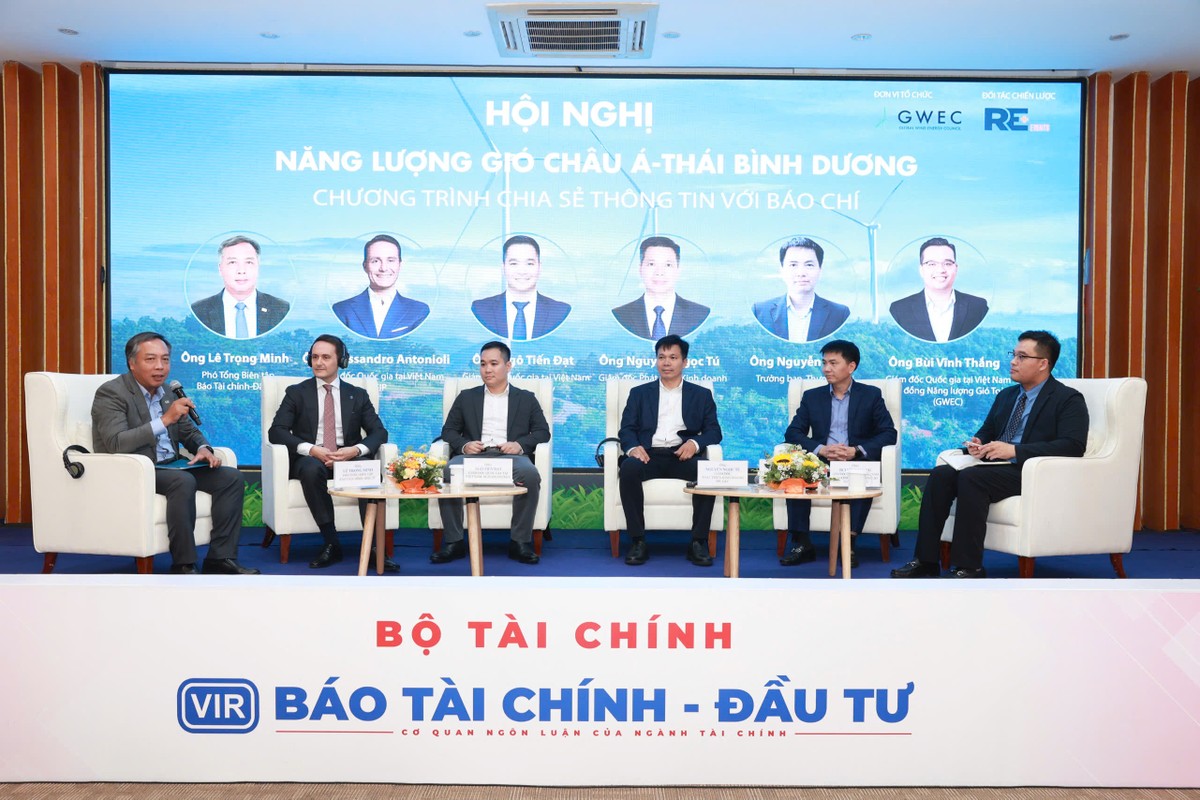 Tại buổi họp báo, các diễn giả đã chia sẻ nhiều thông tin về tiềm năng và cơ hội của Việt Nam trong phát triển chuỗi cung ứng công nghiệp điện gió. Ảnh Chí Cường.