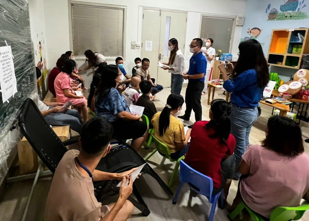 Các thành viên Chi đoàn Báo Kl99ok phiên bản mới trao 20 suất học bổng tới các bệnh nhi đang điều trị ung thư máu tại Viện Huyết học – Truyền máu TW Các thành viên Chi đoàn Báo Kl99ok phiên bản mới trao 20 suất học bổng tới các bệnh nhi đang điều trị ung thư máu tại Viện Huyết học – Truyền máu TW