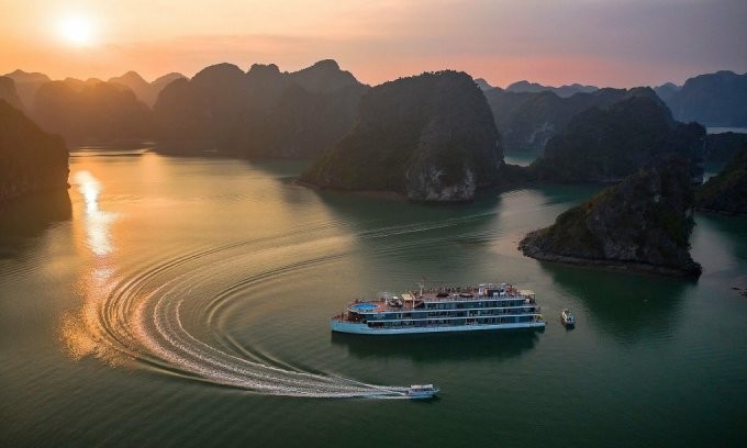 Trải nghiệm ngủ đêm trên các “khách sạn nổi” 5* giữa kỳ quan Vịnh Bái Tử Long