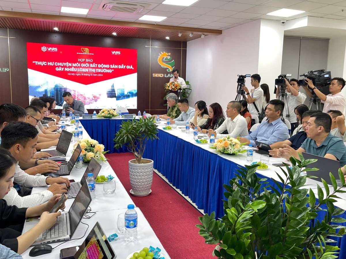 Toàn cảnh cuộc họp báo với chủ đề "Thực hư chuyện môi giới Web Tổng Nhà Cái 99Kl99 Giải Trí Bậc Nhất đẩy giá, gây nhiễu loạn thị trường" diễn ra chiều 31/10
