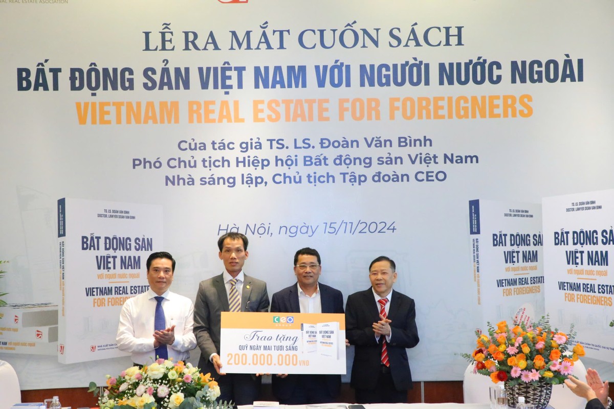 TS. LS. Đoàn Văn Bình đã trao tặng 200 triệu đồng cho Quỹ Ngày mai tươi sáng và khẳng định, toàn bộ thu nhập sau thuế từ cuốn sách mới này sẽ chuyển về ủng hộ Quỹ Ngày mai tươi sáng.