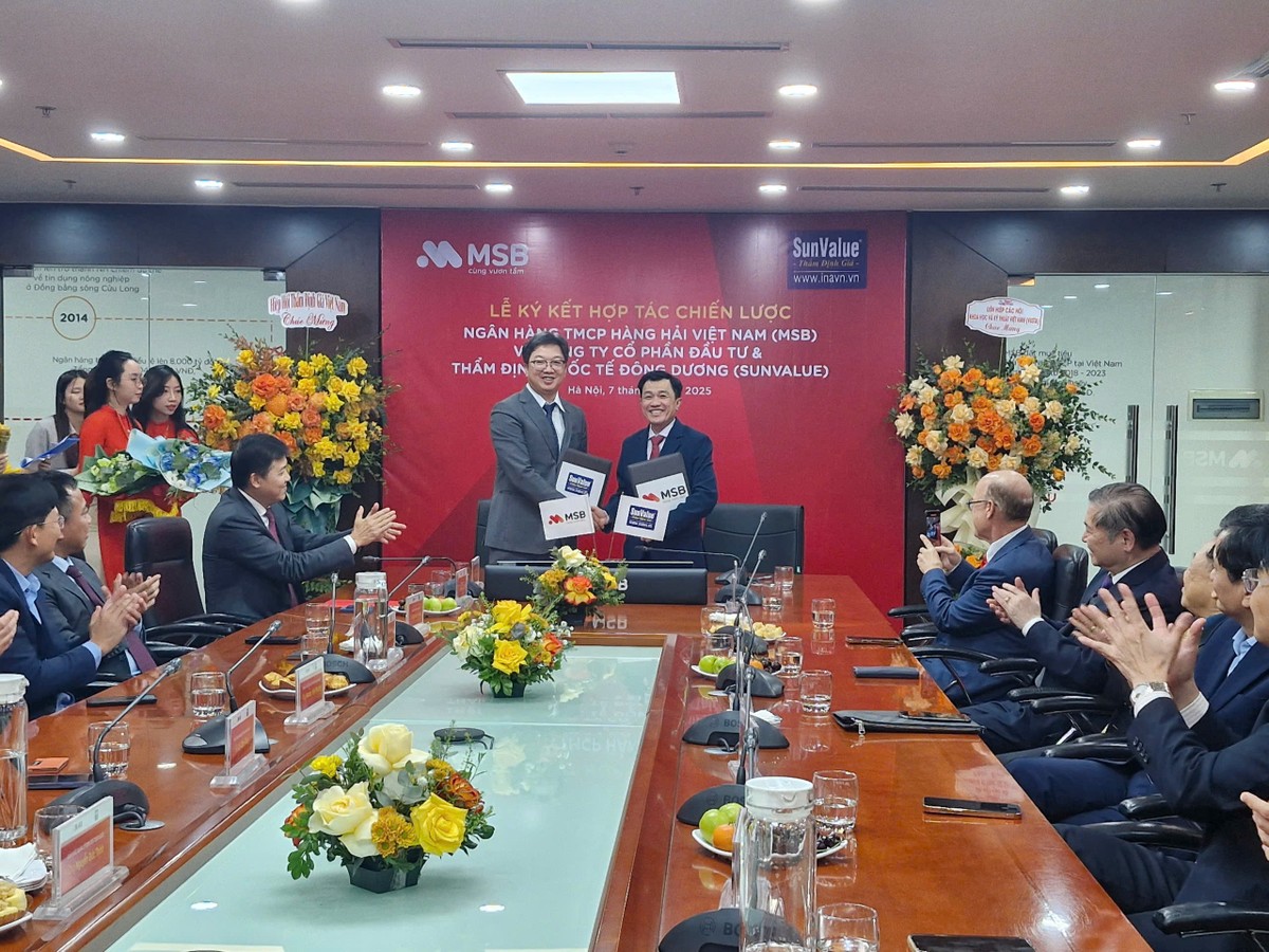 Ông Nguyễn Hoàng Linh - Tổng giám đốc MSB (trái) và ông Trương Thái Sơn - Chủ tịch Công ty TNHH Kl994 game bài casino hấp dẫn Thẩm định giá SunValue (phải) tham gia ký kết thỏa thuận hợp tác