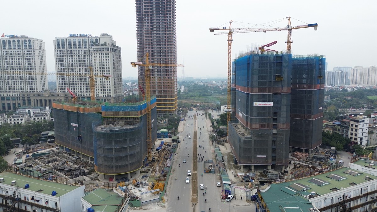 Mặc dù vậy, các chung cư mới vẫn tiếp tục mọc lên. Trong ảnh là dự án Tháp đôi Kepler Tower của TSQ Việt Nam. Giá chào bán được môi giới tư vấn cao ngất ngưởng lên tới 80 - 85 triệu đồng/m2 cho căn hộ diện tích 50 - 55m2, chưa bao gồm thuế và phí, tương đương khoảng gần 5 tỷ đồng.