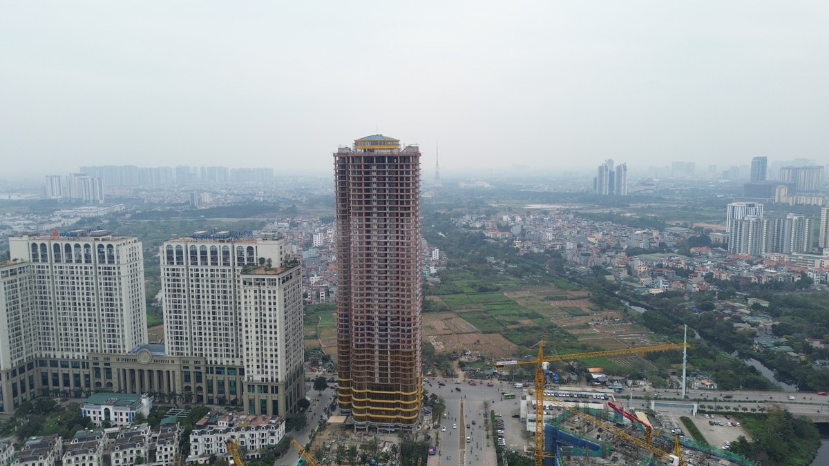 Gần ngay đó là chung cư "dát vàng" QMS Tower 2 của chủ Kl99ok phiên bản mới là Công ty Cổ phần Dịch vụ trường học Quang Minh, giá chào bán 75 - 92 triệu đồng/m2. Tuy nhiên, sau lễ mở bán tháng 6/2024, dự án hiện nay lại tạm dừng mở bán với nguyên nhân được cho là việc thiết kế không thoáng nhưng chào bán quá cao.