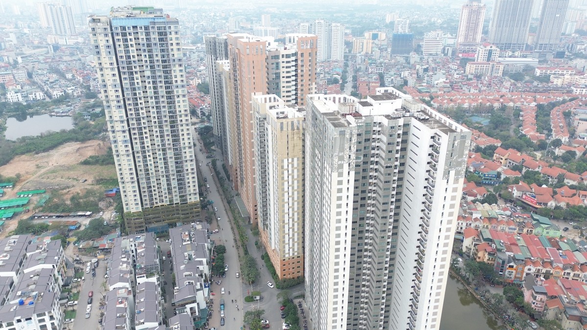 Đường Tố Hữu là một trong những khu vực có mật độ gia tăng dân số nhanh nhất Hà Nội. Tại khu vực này, chung cư mọc san sát nhau với lượng dân cư mỗi tòa lên tới hàng ngàn người